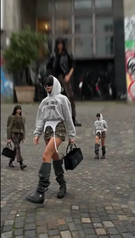 A mesma mulher repetida em tamanhos diferentes numa praça, feita com IA