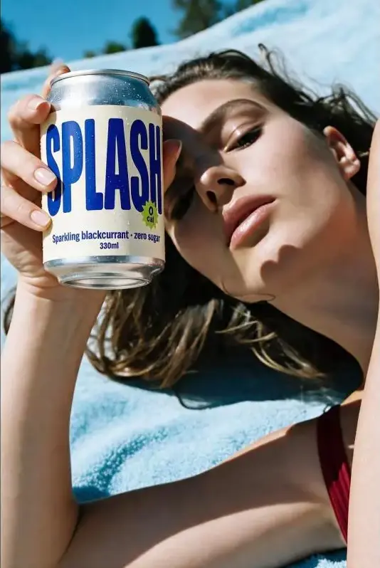 Exemplo de foto de produto com pessoa gerada com IA