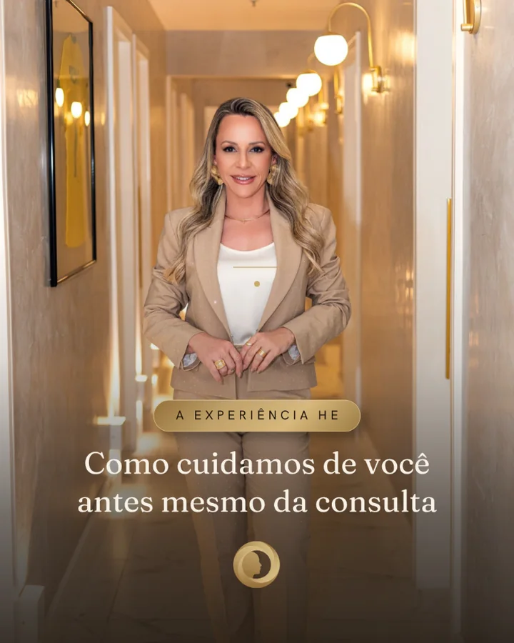 Capa: Como cuidamos de você antes mesmo da consulta. A médica no corredor da clínica.