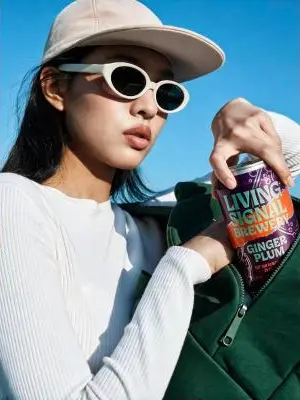 Exemplo de foto de produto com pessoa gerada com IA
