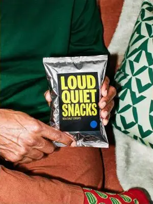 Exemplo de foto de produto com pessoa gerada com IA