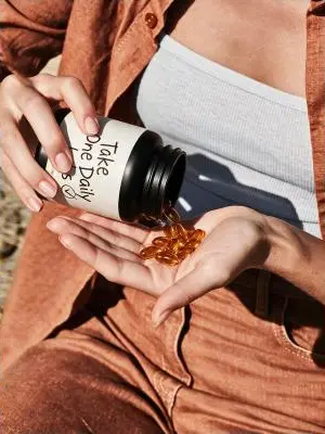 Exemplo de foto de produto com pessoa gerada com IA