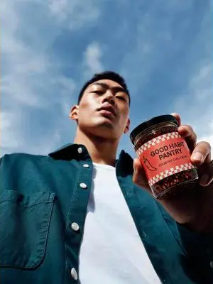 Exemplo de foto de produto com pessoa gerada com IA