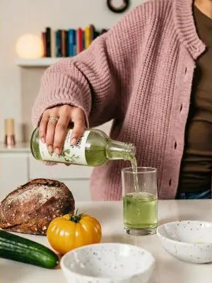 Exemplo de foto de produto com pessoa gerada com IA