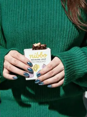 Exemplo de foto de produto com pessoa gerada com IA
