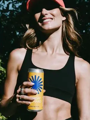 Exemplo de foto de produto com pessoa gerada com IA