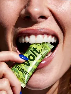 Exemplo de foto de produto com pessoa gerada com IA