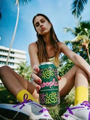 Exemplo de foto de produto com pessoa gerada com IA
