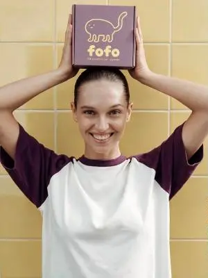 Exemplo de foto de produto com pessoa gerada com IA