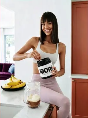 Exemplo de foto de produto com pessoa gerada com IA