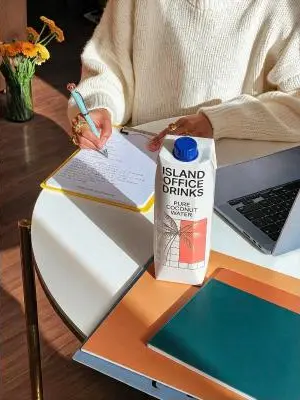 Exemplo de foto de produto com pessoa gerada com IA